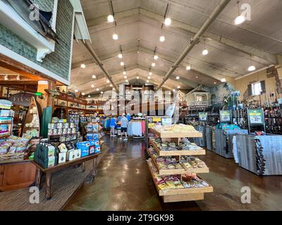 Islamorada, FL USA - 22. August 2022: Leute, die in einem Bass Pro Shop in Islamorada, Florida, einkaufen. Stockfoto