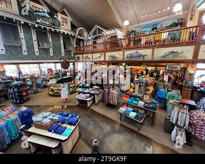 Islamorada, FL USA - 22. August 2022: Leute, die in einem Bass Pro Shop in Islamorada, Florida, einkaufen. Stockfoto