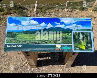 Deer Valley, UT USA - 30. August 2022: Ein informativer Seufzer, der die Berge des Deer Valley in der Nähe von Park City, Utah, an einem sonnigen Tag beschreibt. Stockfoto