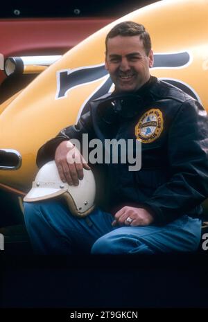 TRENTON, NJ - MÄRZ 30: Fahrer Pat O’Connor posiert für ein Porträt vor dem Start des USAC 100 Meilen-Meisterschaftsrennens am 30. März 1958 in Trenton, New Jersey. (Foto von Hy Peskin) *** örtliche Unterschrift *** Pat O'Connor Stockfoto