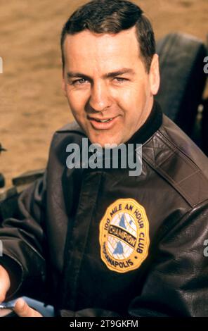 TRENTON, NJ - MÄRZ 30: Fahrer Pat O’Connor posiert für ein Porträt vor dem Start des USAC 100 Meilen-Meisterschaftsrennens am 30. März 1958 in Trenton, New Jersey. (Foto von Hy Peskin) *** örtliche Unterschrift *** Pat O'Connor Stockfoto