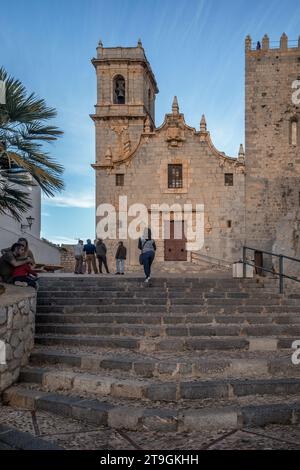 Die Eremitage der Virgen de la Ermitana de Peníscola auf dem Felsen dieser Stadt, verbunden mit der Burg in der Provinz Castellon, Spanien Stockfoto