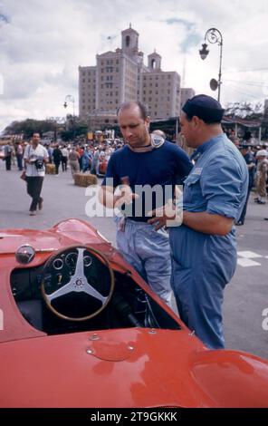 HAVANNA, KUBA - 24. FEBRUAR: Juan Manuel Fangio (1911–1995), der den Maserati 300S fährt, wartet auf den Start des Rennens vor dem Großen Preis von Kuba 1957 am 24. Februar 1957 in Havanna, Kuba. Fangio würde das Rennen gewinnen. (Foto von Hy Peskin) *** örtlicher Bildtitel *** Juan Manuel Fangio Stockfoto