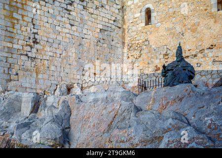 Skulptur von Pedro Martinez de Luna, genannt Papa Luna und bekannt als Papst Benedikt XIII. In Peñiscola, Castellon, Spanien, Europa Stockfoto