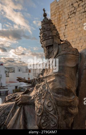 Skulptur von Pedro Martinez de Luna, genannt Papa Luna und bekannt als Papst Benedikt XIII. In Peñiscola, Castellon, Spanien, Europa Stockfoto