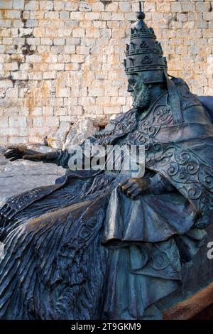 Skulptur von Pedro Martinez de Luna, genannt Papa Luna und bekannt als Papst Benedikt XIII. In Peñiscola, Castellon, Spanien, Europa Stockfoto