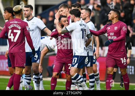 Deepdale, Preston, Großbritannien. November 2023. EFL Championship Football, Preston North End gegen Cardiff City; es kommt zu Meinungsverschiedenheiten zwischen den Teams Credit: Action Plus Sports/Alamy Live News Stockfoto