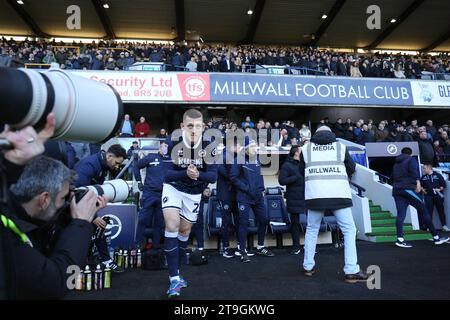 London, Großbritannien. November 2023. George Saville aus Millwall geht vor dem EFL Sky Bet Championship-Spiel zwischen Millwall und Coventry City am 25. November 2023 in den, London, England. Foto von Joshua Smith. Nur redaktionelle Verwendung, Lizenz für kommerzielle Nutzung erforderlich. Keine Verwendung bei Wetten, Spielen oder Publikationen eines einzelnen Clubs/einer Liga/eines Spielers. Quelle: UK Sports Pics Ltd/Alamy Live News Stockfoto