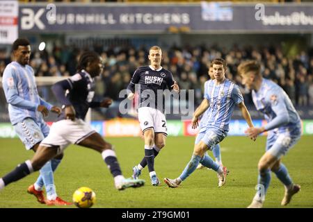 London, Großbritannien. November 2023. George Saville aus Millwall am 25. November 2023 beim EFL Sky Bet Championship-Spiel zwischen Millwall und Coventry City im den, London, England. Foto von Joshua Smith. Nur redaktionelle Verwendung, Lizenz für kommerzielle Nutzung erforderlich. Keine Verwendung bei Wetten, Spielen oder Publikationen eines einzelnen Clubs/einer Liga/eines Spielers. Quelle: UK Sports Pics Ltd/Alamy Live News Stockfoto