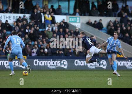 London, Großbritannien. November 2023. Zian Flemming aus Millwall wird während des EFL Sky Bet Championship Matches zwischen Millwall und Coventry City am 25. November 2023 im The den, London, England, beeinflußt. Foto von Joshua Smith. Nur redaktionelle Verwendung, Lizenz für kommerzielle Nutzung erforderlich. Keine Verwendung bei Wetten, Spielen oder Publikationen eines einzelnen Clubs/einer Liga/eines Spielers. Quelle: UK Sports Pics Ltd/Alamy Live News Stockfoto