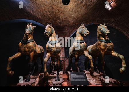 Venedig, Italien - 9. November 2023: Alte Bronzepferde in der Basilika San Marco. Aus Konstantinopel im 4. Kreuzzug genommen Stockfoto