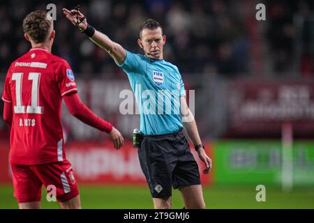 Enschede, Niederlande. November 2023. ENSCHEDE, NIEDERLANDE - 25. NOVEMBER: Schiedsrichter Allard Lindhout zeigt während des niederländischen Eredivisie-Spiels zwischen dem FC Twente und PSV am 25. November 2023 in de Grolsch Veste in Enschede, Niederlande (Foto: Rene Nijhuis/Orange Pictures) Credit: Orange Pics BV/Alamy Live News Stockfoto