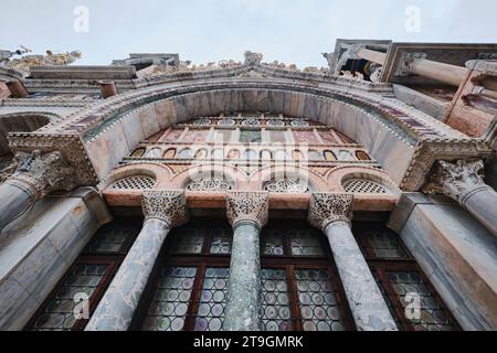 Venedig, Italien - 9. November 2023: Details zur Fassade von St.. Markusbasilika (Markusbasilika) Stockfoto