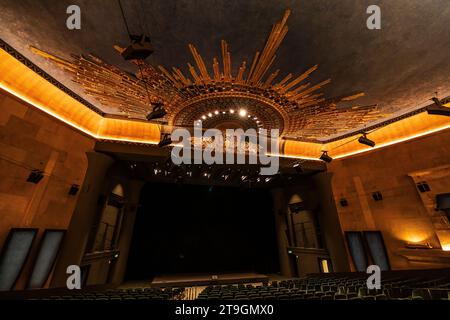 Hollywood, USA. November 2023. Das neu eröffnete ägyptische Theater in Hollywood. Das 1922 erbaute Kinohaus wurde historisch restauriert. Es kann nun Filme im 35-mm- und 70-mm-Format zusammen mit Nitratfilmen und neuen digitalen Formaten zeigen. Netflix und American Cinematheque werden im Kino Filmprogramme teilen. 21/2023 Hollywood, CA, USA. (Foto: Ted Soqui/SIPA USA) Credit: SIPA USA/Alamy Live News Stockfoto