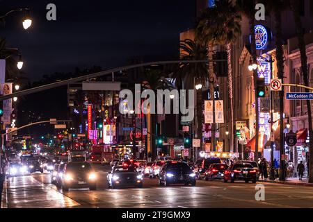 Hollywood, USA. November 2023. Hollywood Blvd bei Nacht. Das neu eröffnete ägyptische Theater in Hollywood. Das 1922 erbaute Kinohaus wurde historisch restauriert. Es kann nun Filme im 35-mm- und 70-mm-Format zusammen mit Nitratfilmen und neuen digitalen Formaten zeigen. Netflix und American Cinematheque werden im Kino Filmprogramme teilen. 21/2023 Hollywood, CA, USA. (Foto: Ted Soqui/SIPA USA) Credit: SIPA USA/Alamy Live News Stockfoto