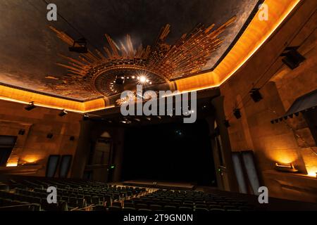 Hollywood, USA. November 2023. Das neu eröffnete ägyptische Theater in Hollywood. Das 1922 erbaute Kinohaus wurde historisch restauriert. Es kann nun Filme im 35-mm- und 70-mm-Format zusammen mit Nitratfilmen und neuen digitalen Formaten zeigen. Netflix und American Cinematheque werden im Kino Filmprogramme teilen. 21/2023 Hollywood, CA, USA. (Foto: Ted Soqui/SIPA USA) Credit: SIPA USA/Alamy Live News Stockfoto