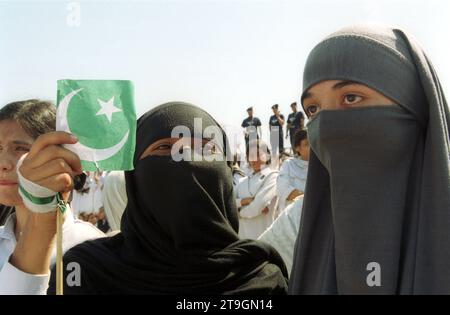 Pakistan waehrend der Krise 2001. 27.09.2001, PAK, Pakistan, Islamabad, Hauptstadt: Schueler und Schuelerinnen demonstrieren am Solidaritätstag in Islamabad in der Blauen Zone Zentrum für Frieden. PAK, Pakistan, Islamabad, Hauptstadt: Studenten demonstrieren am Solidaritätstag im Blauen Areal Centre for Peace in Islamabad. Quelle: Imago/Alamy Live News Stockfoto