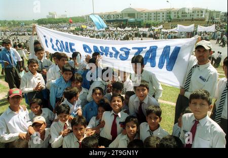 Pakistan waehrend der Krise 2001. 27.09.2001, PAK, Pakistan, Islamabad, Hauptstadt: Schueler und Schuelerinnen demonstrieren am Solidaritätstag in Islamabad in der Blauen Zone Zentrum für Frieden. PAK, Pakistan, Islamabad, Hauptstadt: Studenten demonstrieren am Solidaritätstag im Blauen Areal Centre for Peace in Islamabad. Quelle: Imago/Alamy Live News Stockfoto