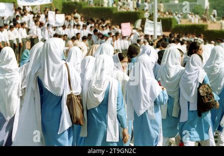 Pakistan waehrend der Krise 2001. 27.09.2001, PAK, Pakistan, Islamabad, Hauptstadt: Schueler und Schuelerinnen demonstrieren am Solidaritätstag in Islamabad in der Blauen Zone Zentrum für Frieden. PAK, Pakistan, Islamabad, Hauptstadt: Studenten demonstrieren am Solidaritätstag im Blauen Areal Centre for Peace in Islamabad. Quelle: Imago/Alamy Live News Stockfoto