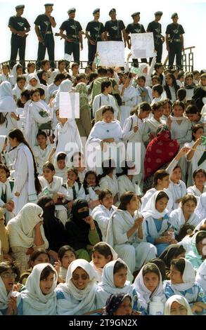 Pakistan waehrend der Krise 2001. 27.09.2001, PAK, Pakistan, Islamabad, Hauptstadt: Schueler und Schuelerinnen demonstrieren am Solidaritätstag in Islamabad in der Blauen Zone Zentrum für Frieden. PAK, Pakistan, Islamabad, Hauptstadt: Studenten demonstrieren am Solidaritätstag im Blauen Areal Centre for Peace in Islamabad. Quelle: Imago/Alamy Live News Stockfoto