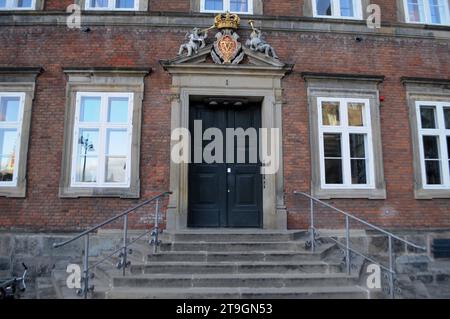 Kopenhagen, Dänemark /25. November 2023/. Dänisches Gebäude des ministeriums in der dänischen Hauptstadt Kopenhagen Dänemark. Photo.Francis Joseph Dean/Dean Pictures Credit: Imago/Alamy Live News Stockfoto