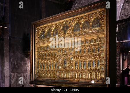 Venedig, Italien - 9. November 2023: Golden Pala D'oro in St. Markusbasilika aus Konstantinopel, byzantinisch im 12. Jahrhundert Stockfoto
