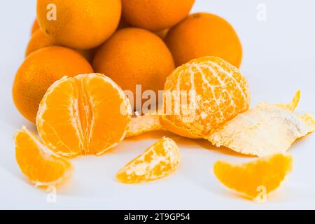 Eine entzückende Komposition, die die Frische von Mandarinen vor einem sauberen weißen Hintergrund einfängt. Stockfoto