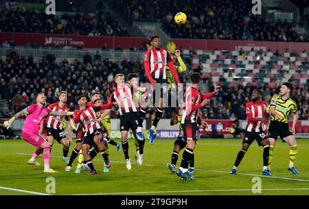 Brentfords Ethan Pinnock steht unter dem Druck von Arsenal Gabriel während des Premier League-Spiels im Gtech Community Stadium in London. Bilddatum: Samstag, 25. November 2023. Stockfoto