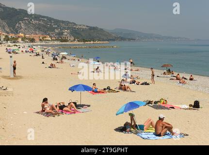 Menton, Frankreich - 18. Juni 2019: Die Menschen ruhen sich am Strand des Menton an der Cote d'Azur an der französischen Riviera aus. Stockfoto