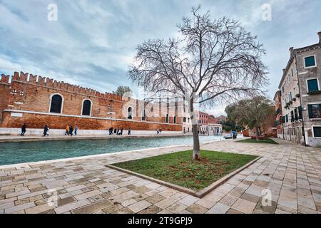 Venedig, Italien - 9. November 2023: Blick auf das venezianische Arsenal (Arsenale di Venezia), ein Komplex ehemaliger Werften und Rüstungen Stockfoto