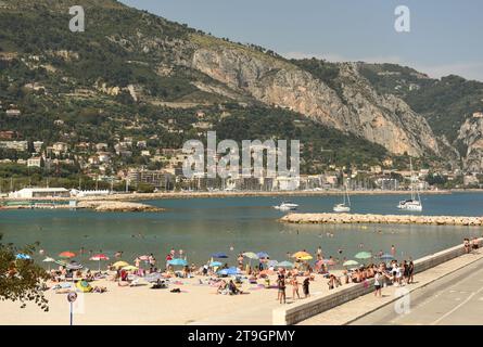 Menton, Frankreich - 18. Juni 2019: Die Menschen ruhen sich am Strand des Menton an der Cote d'Azur an der französischen Riviera aus. Stockfoto