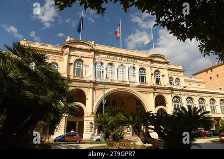 Menton, Frankreich - 22. Juni 2019: Palais de l’Europe in Menton, (Theater- und Konzerthalle in Menton) Frankreich Stockfoto