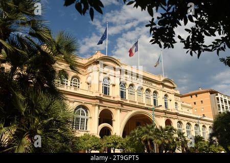 Menton, Frankreich - 22. Juni 2019: Palais de l’Europe in Menton, (Theater- und Konzerthalle in Menton) Frankreich Stockfoto