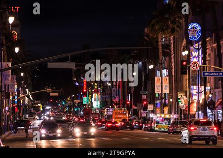 Hollywood, USA. November 2023. Hollywood Blvd bei Nacht. Das neu eröffnete ägyptische Theater in Hollywood. Das 1922 erbaute Kinohaus wurde historisch restauriert. Es kann nun Filme im 35-mm- und 70-mm-Format zusammen mit Nitratfilmen und neuen digitalen Formaten zeigen. Netflix und American Cinematheque werden im Kino Filmprogramme teilen. 21/2023 Hollywood, CA, USA. (Foto: Ted Soqui/SIPA USA) Credit: SIPA USA/Alamy Live News Stockfoto