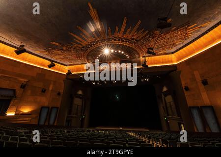 Hollywood, USA. November 2023. Das neu eröffnete ägyptische Theater in Hollywood. Das 1922 erbaute Kinohaus wurde historisch restauriert. Es kann nun Filme im 35-mm- und 70-mm-Format zusammen mit Nitratfilmen und neuen digitalen Formaten zeigen. Netflix und American Cinematheque werden im Kino Filmprogramme teilen. 21/2023 Hollywood, CA, USA. (Foto: Ted Soqui/SIPA USA) Credit: SIPA USA/Alamy Live News Stockfoto