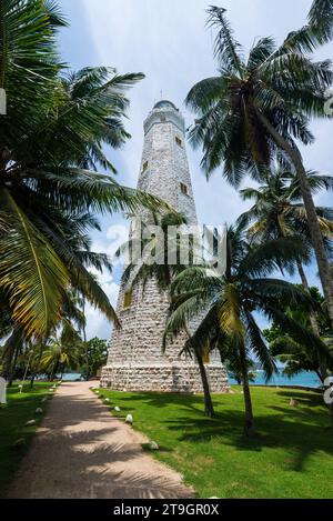 Der stillgelegte Leuchtturm Dondra zwischen den Palmen an der Südküste Sri Lankas bei Gandara Stockfoto