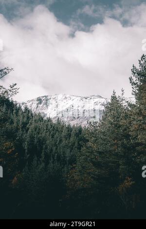 Schneebedeckter Hintergrund hoch in den Bergen. Stockfoto