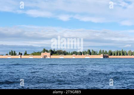 Venedig, Italien - 9. November 2023: Malerische Landschaft des Friedhofs San Michele Insel Venedig mit grünen und herbstlichen Bäumen Park Stockfoto