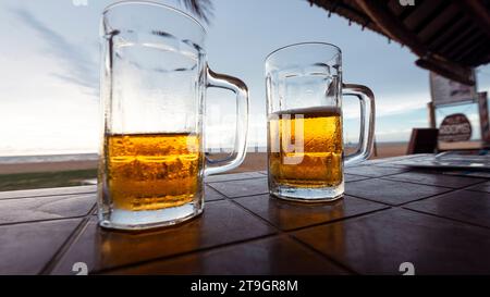 Zwei Teile fertige Biere sitzen auf einem Tisch am Strand in Negombo in Sri Lanka Stockfoto