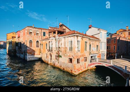 Venedig, Italien - 9. November 2023: Venedig Kanalgewässer, Tor und Graffiti von Banksy, dem Schiffbrüchigen Migrantenkinder Stencil Street Art Stockfoto