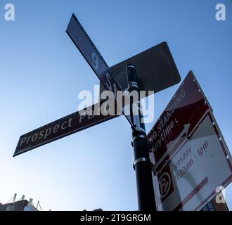 Richtung Straßenschilder und Parkschilder in der 9. Straße im Prospect Park, brooklyn New york, usa, 12. oktober 2023 Stockfoto