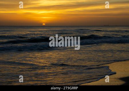 Die aufgehende Sonne über dem Mittelmeer in Spanien Stockfoto