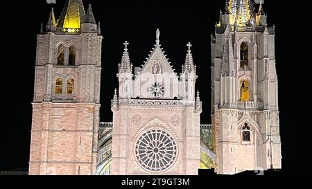 Außenfassade der Kathedrale Santa María de Regla de León Stockfoto