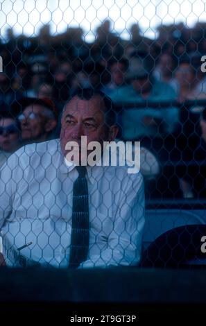 ST. PETERSBURG, FL - MÄRZ 1956: General Manager George Weiss von den New York Yankees sieht ein MLB Spring Training Spiel um März 1956 in St. Petersburg, Florida. (Foto von Hy Peskin) *** örtlicher Bildtitel *** George Weiss Stockfoto