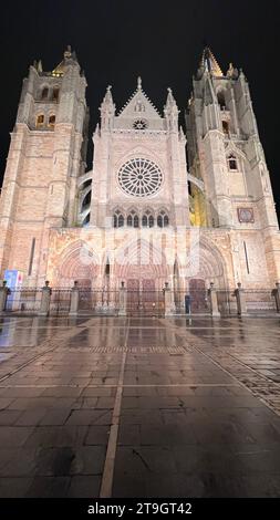 Außenfassade der Kathedrale Santa María de Regla de León Stockfoto