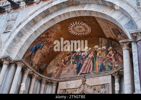 Händler von Venedig entdecken die Leiche des Markus in Alexandria, bevor sie sie zurück nach Venedig bringen. Goldene Mosaike auf der Markusbasilika Stockfoto