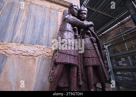 Eine Porphyrstatue der römischen Tetrarchie, die während des Vierten Kreuzzugs aus Konstantinopel gestohlen wurde, heute eingebettet in die Mauer der Basilika San Marco Venedig Stockfoto