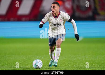 Enschede, Niederlande. November 2023. ENSCHEDE, NIEDERLANDE - 25. NOVEMBER: Sergino Dest von PSV Dribbles während des niederländischen Eredivisie-Spiels zwischen FC Twente und PSV am 25. November 2023 in de Grolsch Veste in Enschede, Niederlande (Foto: Joris Verwijst/Orange Pictures) Credit: Orange Pics BV/Alamy Live News Stockfoto