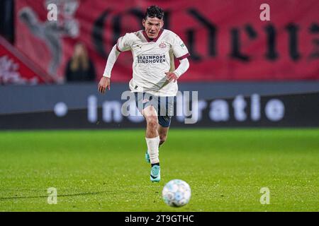 Enschede, Niederlande. November 2023. ENSCHEDE, NIEDERLANDE - 25. NOVEMBER: Hirving Lozano von PSV läuft während des niederländischen Eredivisie-Spiels zwischen FC Twente und PSV am 25. November 2023 in de Grolsch Veste in Enschede (Niederlande) (Foto: Joris Verwijst/Orange Pictures) Credit: Orange Pics BV/Alamy Live News Stockfoto