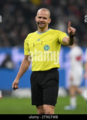 25. November 2023, Hessen, Frankfurt/Main: Fußball: Bundesliga, Eintracht Frankfurt - VfB Stuttgart, Spieltag 12, im Deutsche Bank Park. Schiedsrichter Patrick Schwengers gestikuliert. Foto: Arne Dedert/dpa - WICHTIGER HINWEIS: Gemäß den Vorschriften der DFL Deutschen Fußball-Liga und des DFB Deutschen Fußball-Bundes ist es verboten, im Stadion und/oder im Spiel aufgenommene Fotografien in Form von sequenziellen Bildern und/oder videoähnlichen Fotoserien zu verwenden oder zu verwenden. Stockfoto